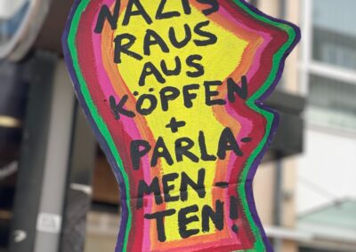 Demo Schild "Nazis raus aus Köpfen und Parlamenten"