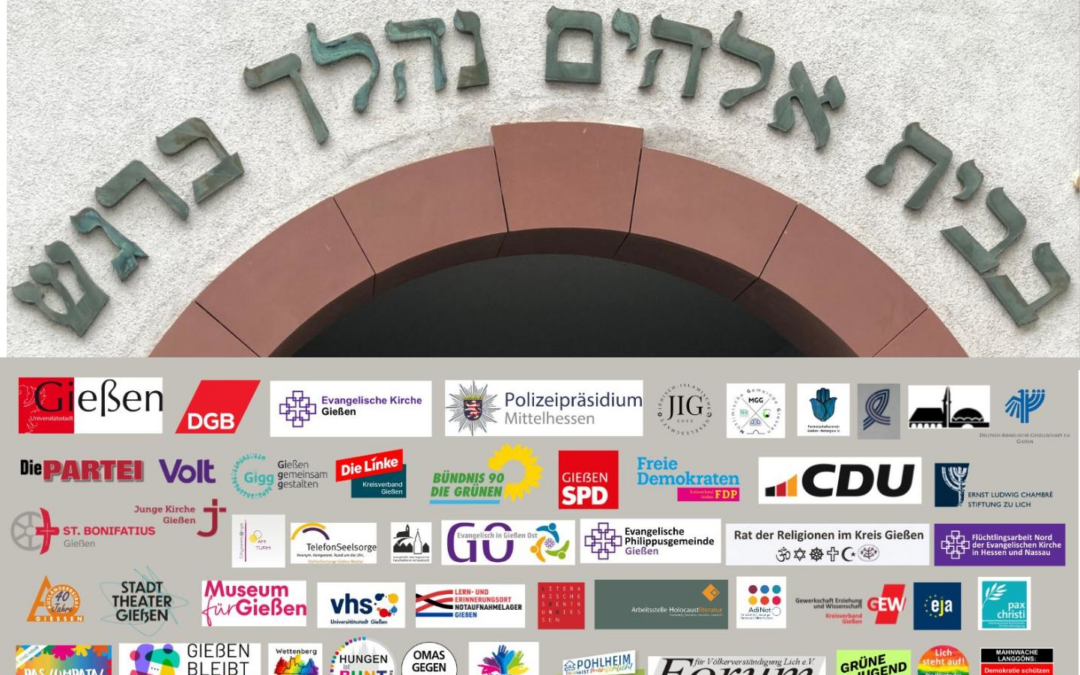 sol. Kundgebung mit jüd. Gemeinde-Logos und Synagogenbogen